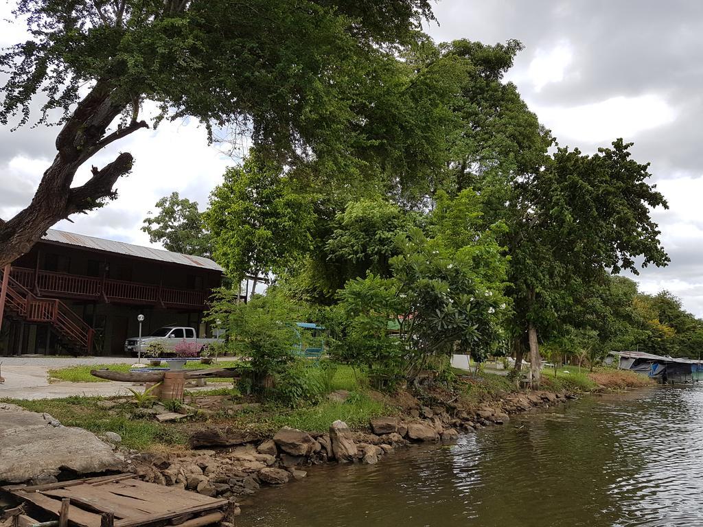Aajam Riverfront Rooms Kanchanaburi Bagian luar foto