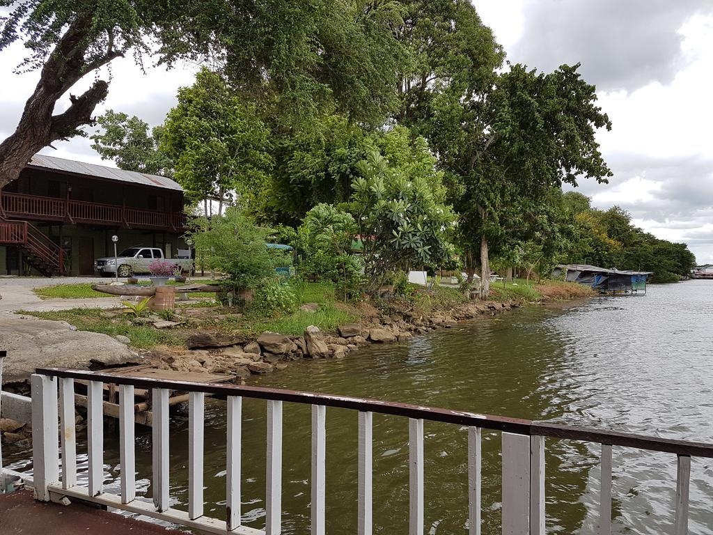 Aajam Riverfront Rooms Kanchanaburi Bagian luar foto