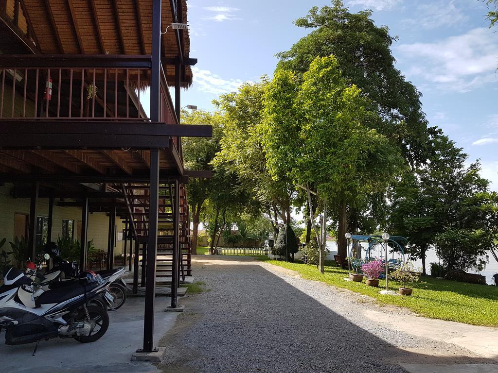 Aajam Riverfront Rooms Kanchanaburi Bagian luar foto