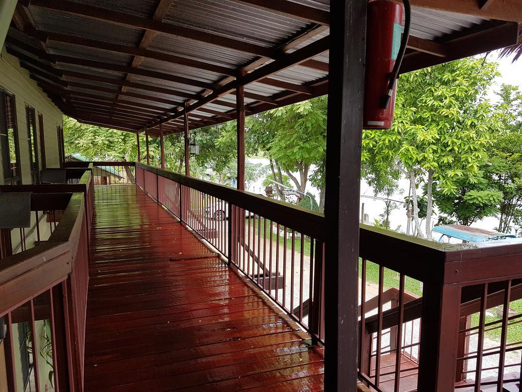 Aajam Riverfront Rooms Kanchanaburi Bagian luar foto