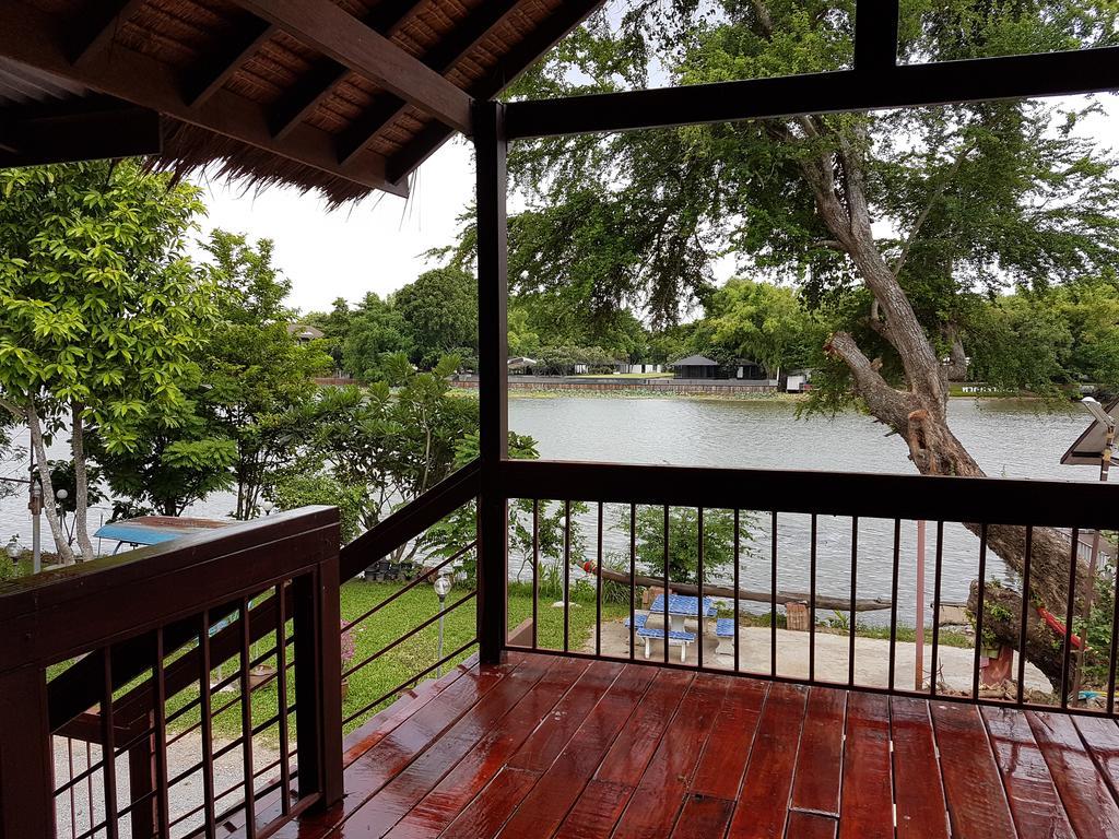 Aajam Riverfront Rooms Kanchanaburi Bagian luar foto