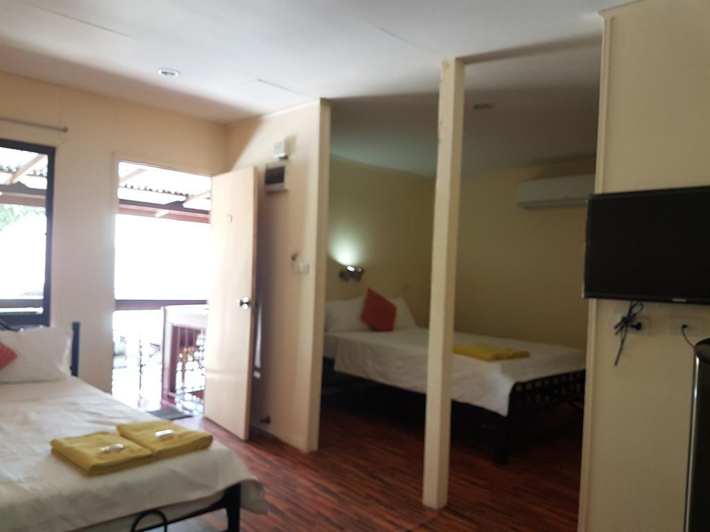 Aajam Riverfront Rooms Kanchanaburi Bagian luar foto