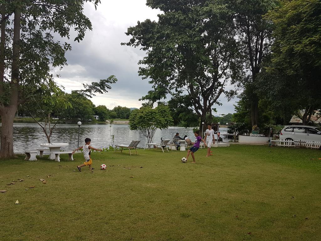 Aajam Riverfront Rooms Kanchanaburi Bagian luar foto