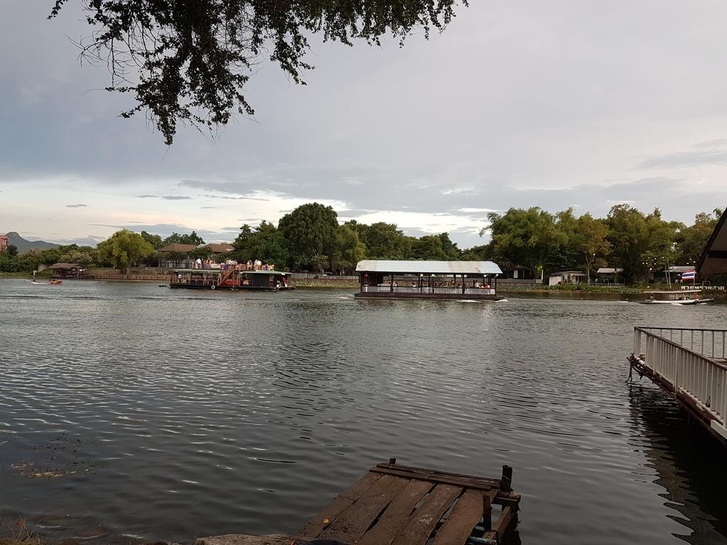 Aajam Riverfront Rooms Kanchanaburi Bagian luar foto