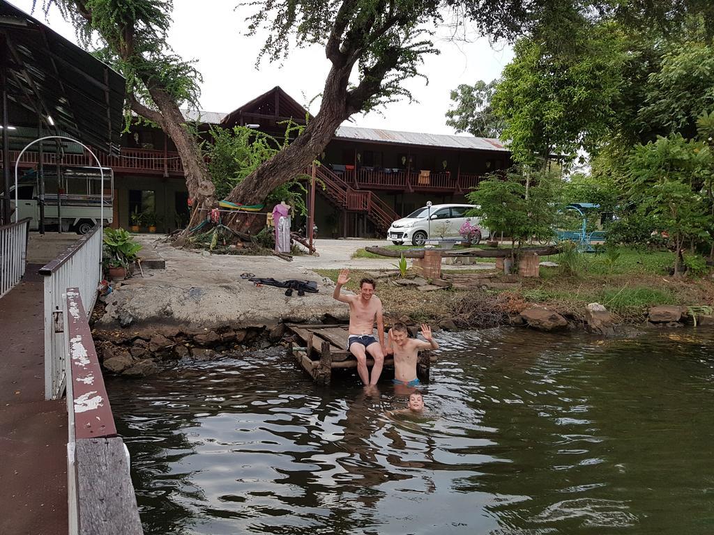 Aajam Riverfront Rooms Kanchanaburi Bagian luar foto