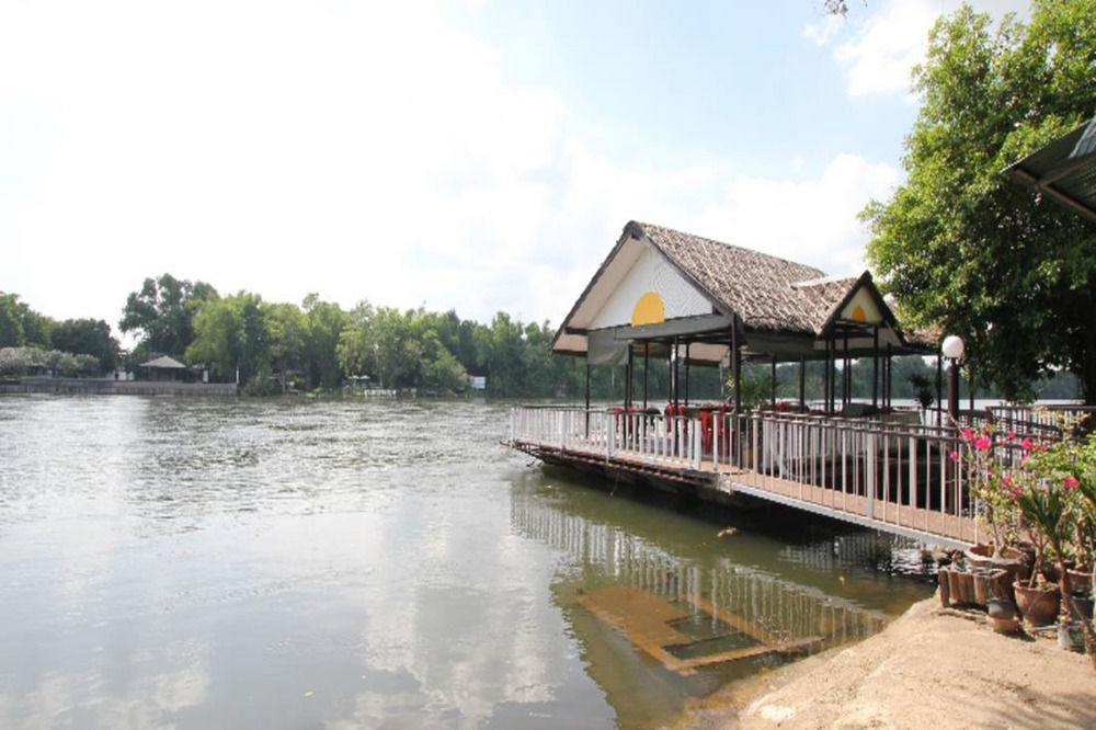 Aajam Riverfront Rooms Kanchanaburi Bagian luar foto