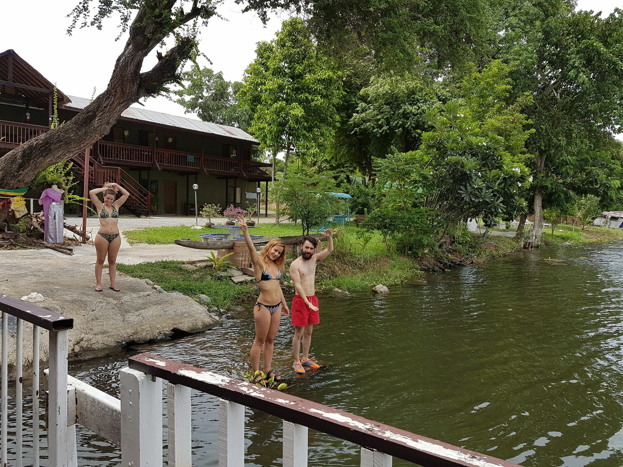 Aajam Riverfront Rooms Kanchanaburi Bagian luar foto