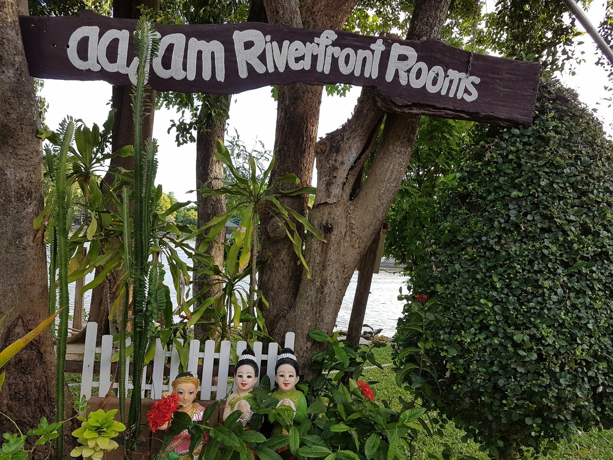 Aajam Riverfront Rooms Kanchanaburi Bagian luar foto