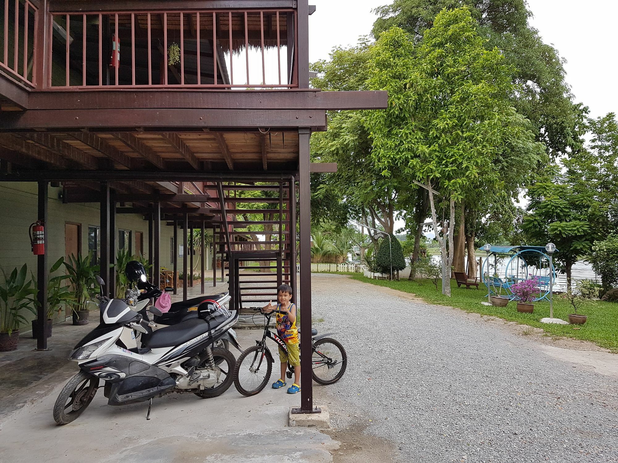 Aajam Riverfront Rooms Kanchanaburi Bagian luar foto