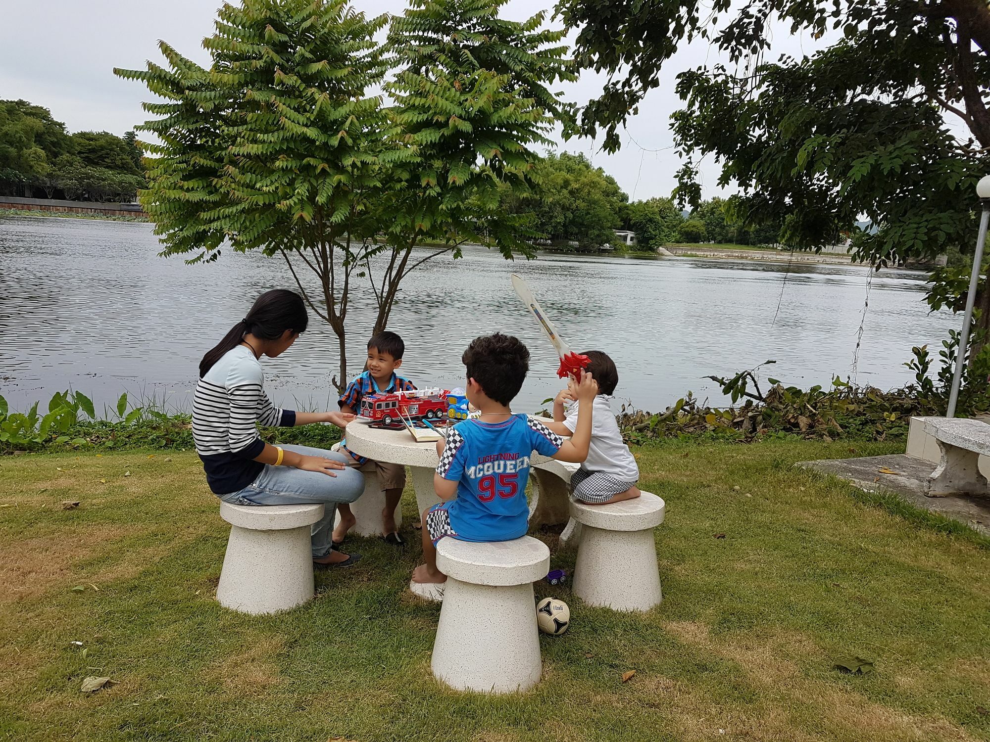 Aajam Riverfront Rooms Kanchanaburi Bagian luar foto