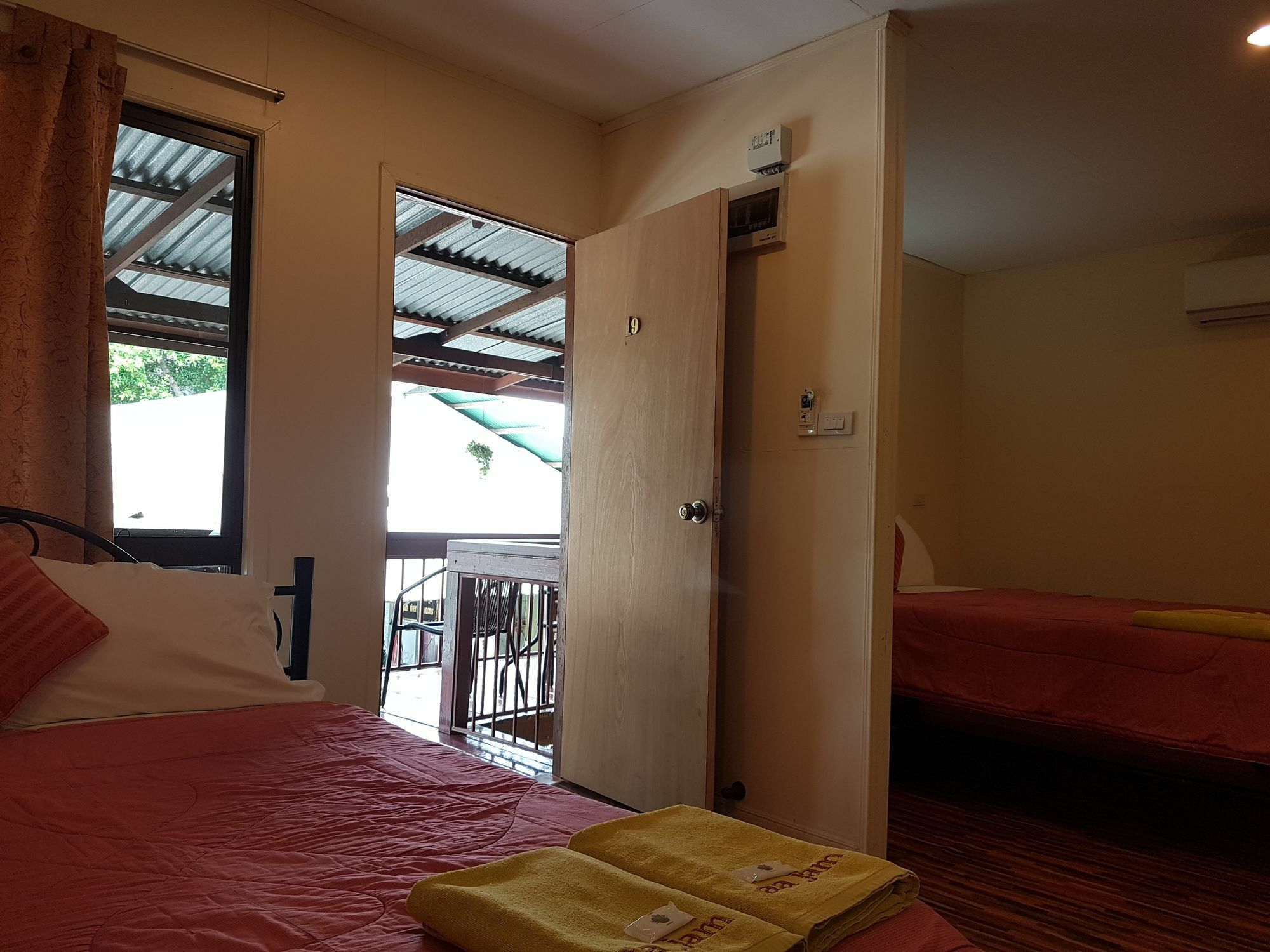 Aajam Riverfront Rooms Kanchanaburi Bagian luar foto
