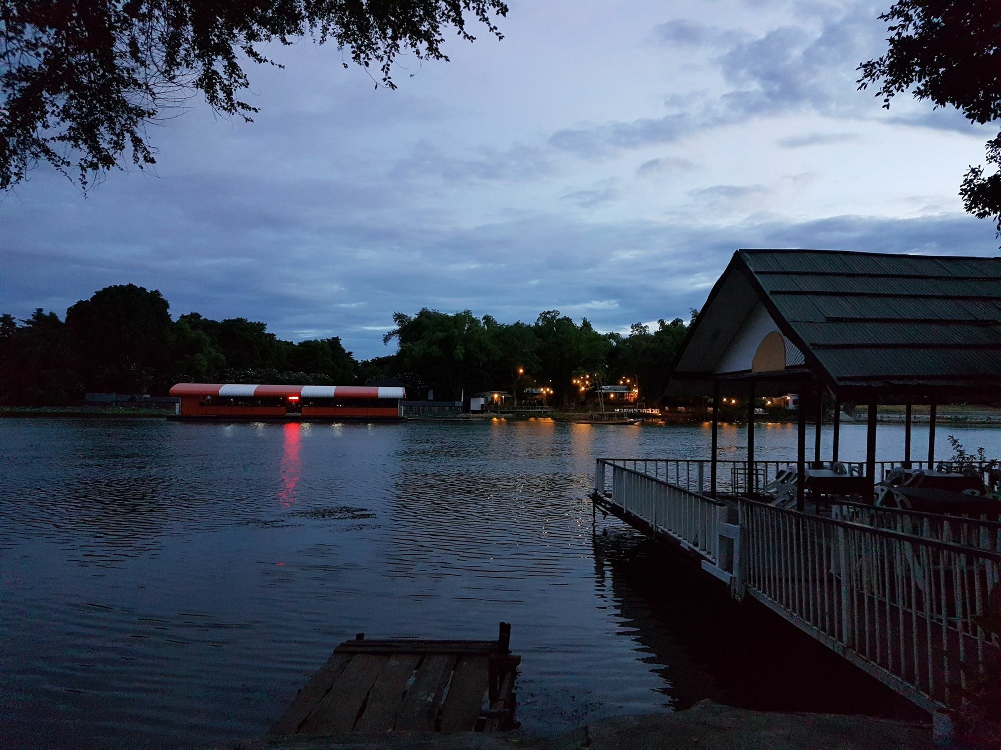 Aajam Riverfront Rooms Kanchanaburi Bagian luar foto