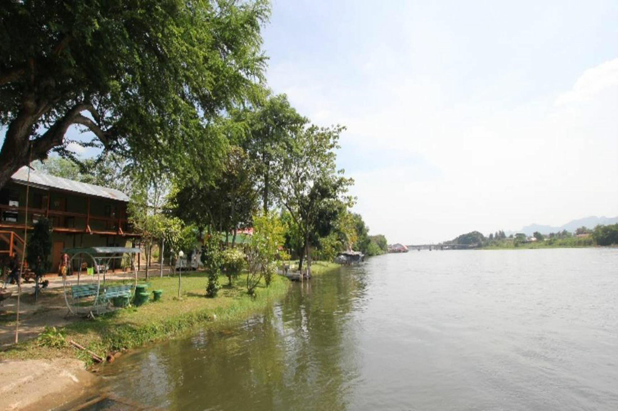 Aajam Riverfront Rooms Kanchanaburi Bagian luar foto