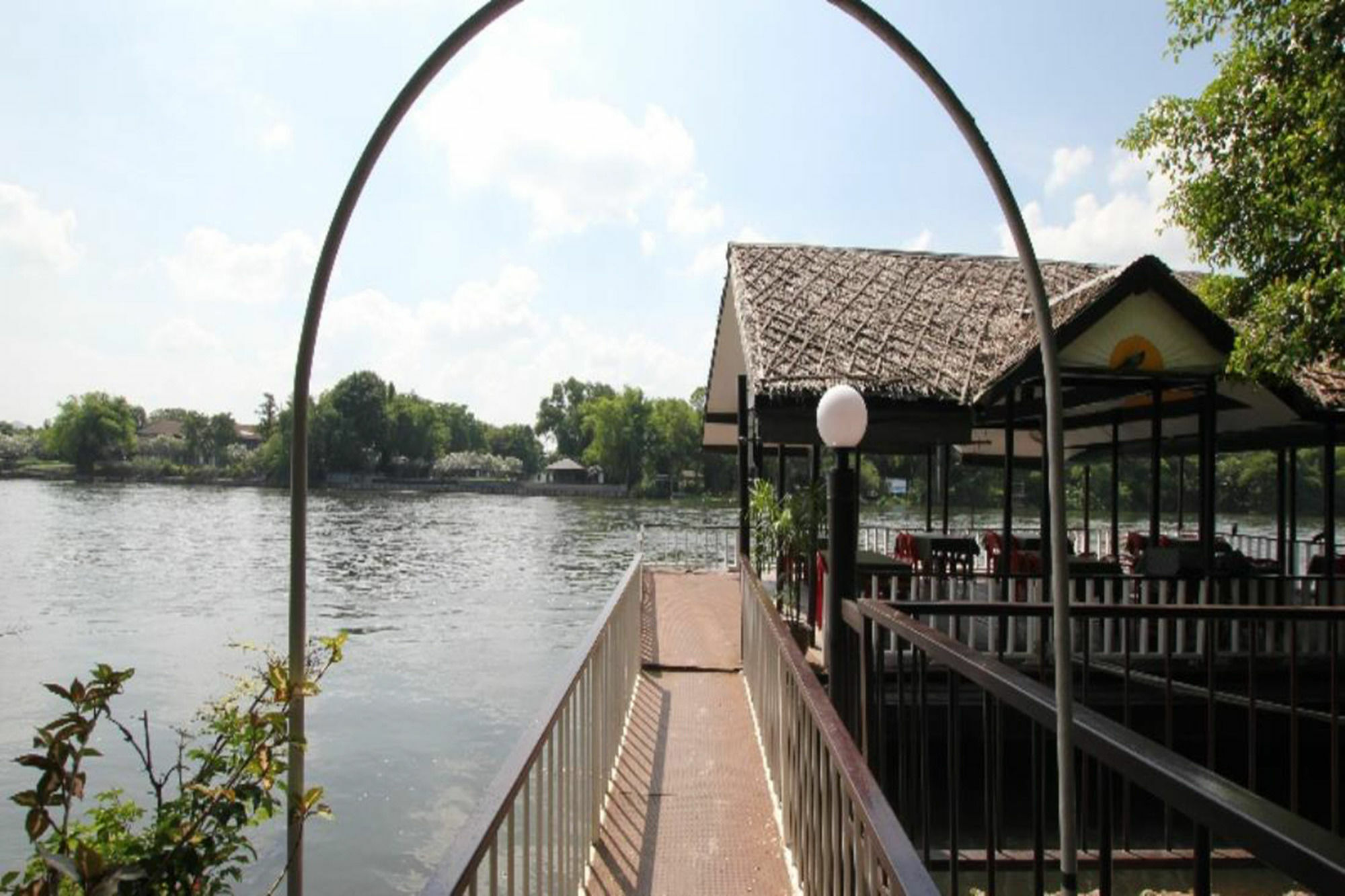 Aajam Riverfront Rooms Kanchanaburi Bagian luar foto