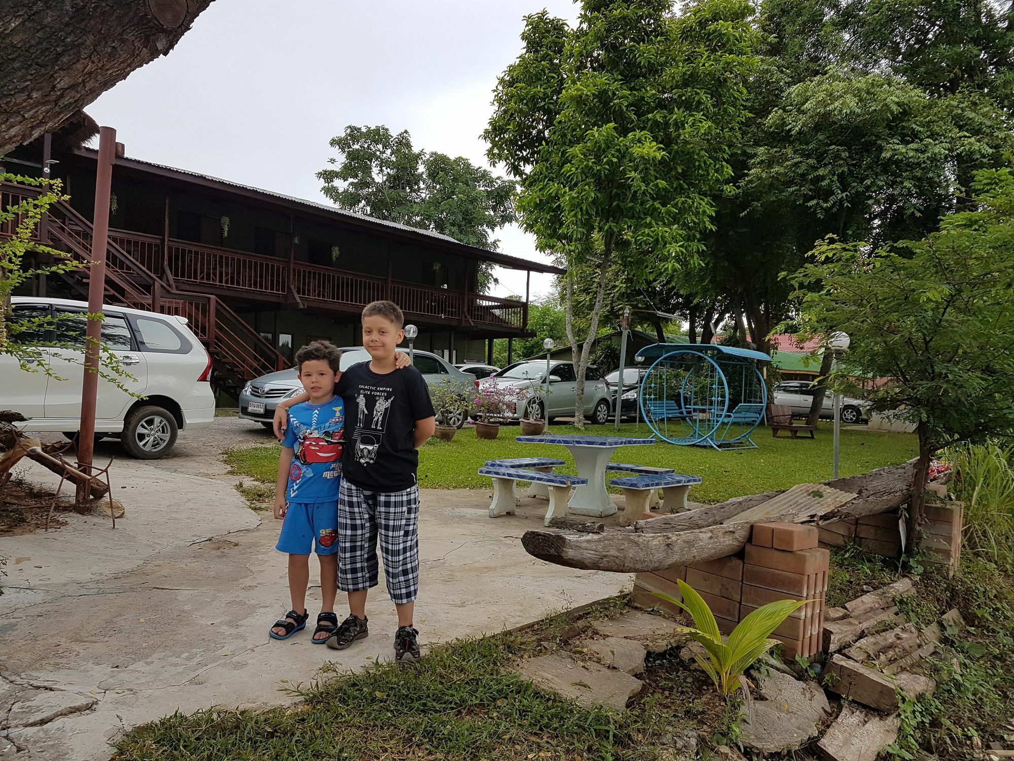 Aajam Riverfront Rooms Kanchanaburi Bagian luar foto