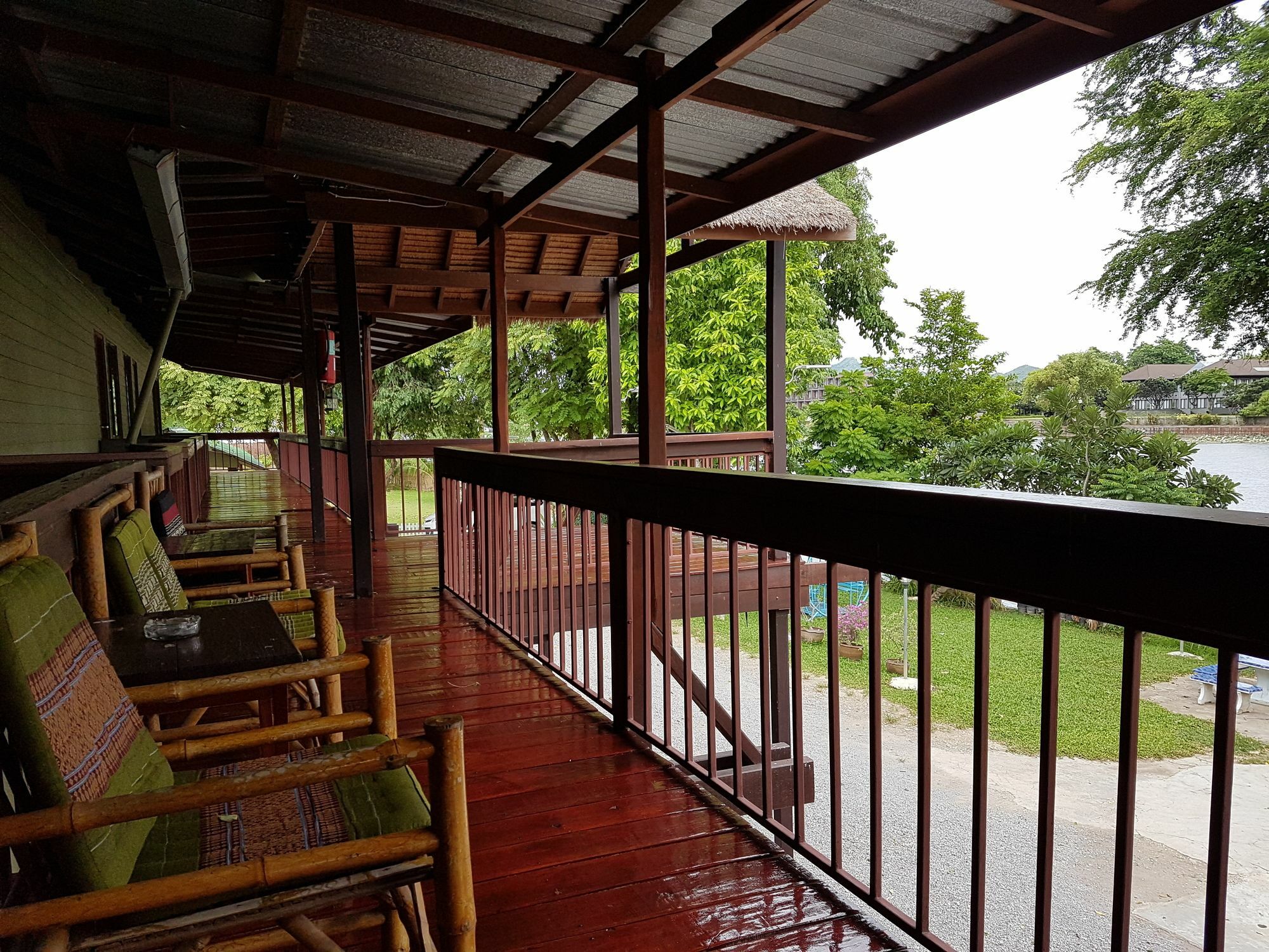 Aajam Riverfront Rooms Kanchanaburi Bagian luar foto