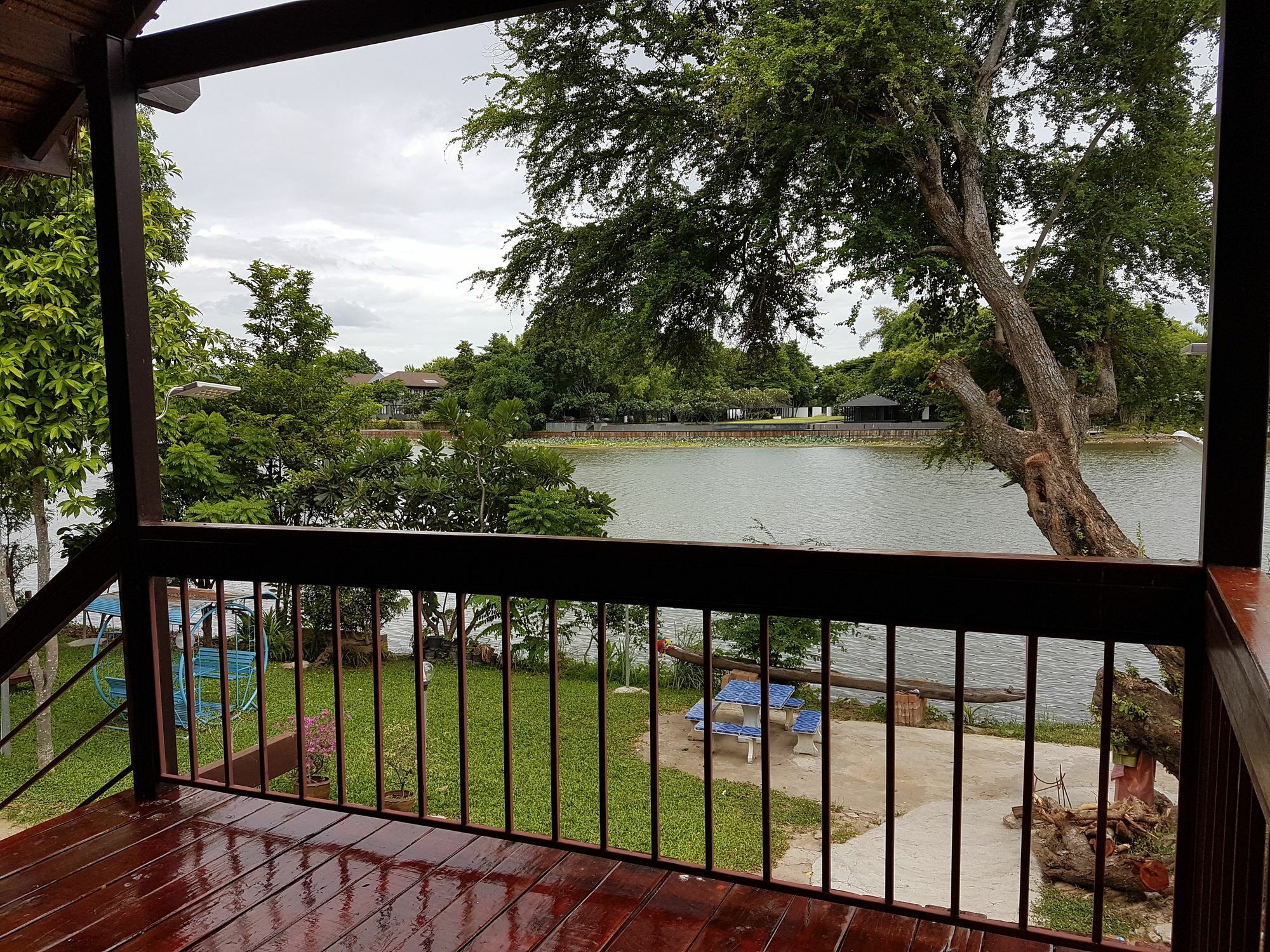 Aajam Riverfront Rooms Kanchanaburi Bagian luar foto