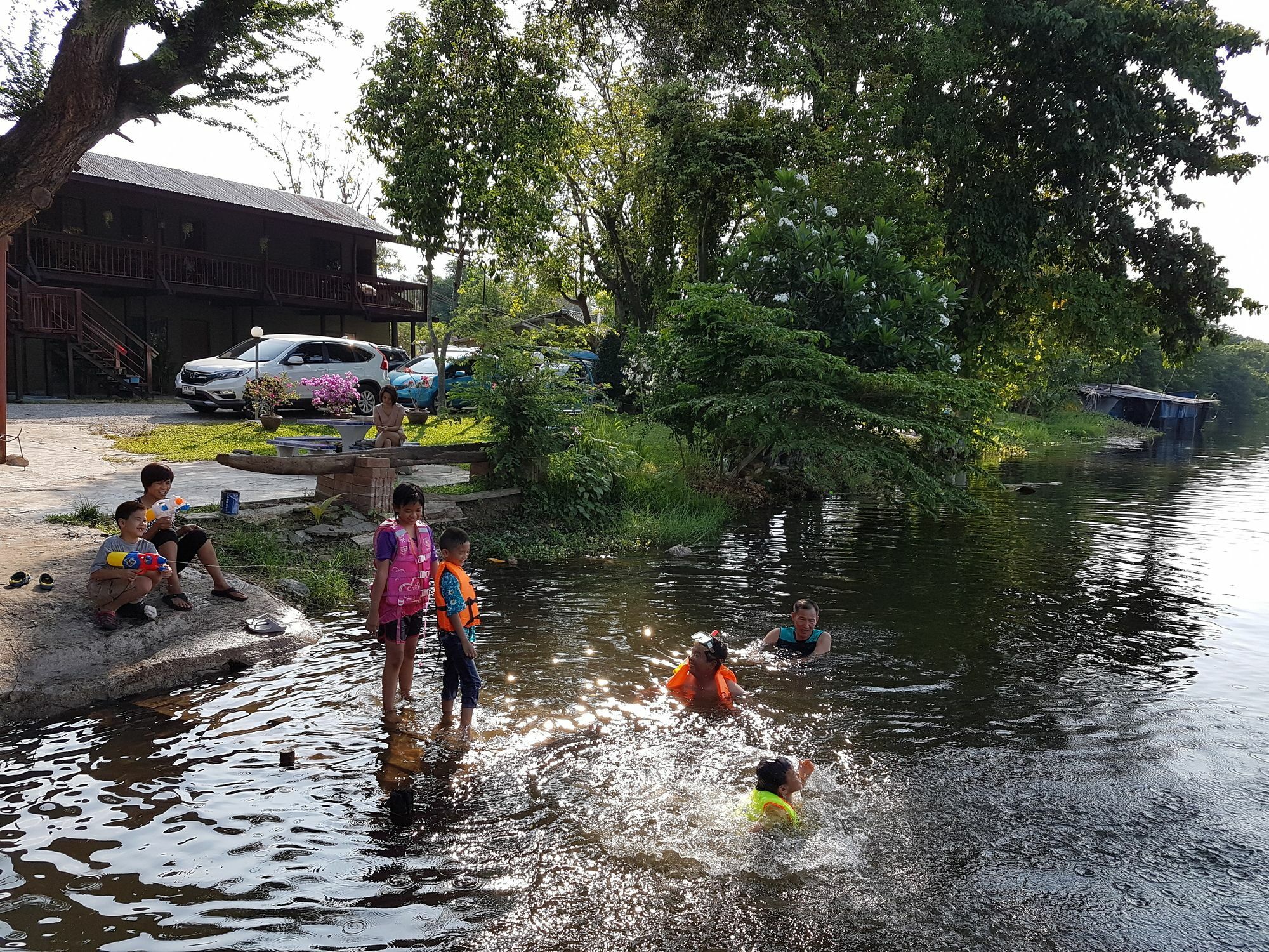Aajam Riverfront Rooms Kanchanaburi Bagian luar foto