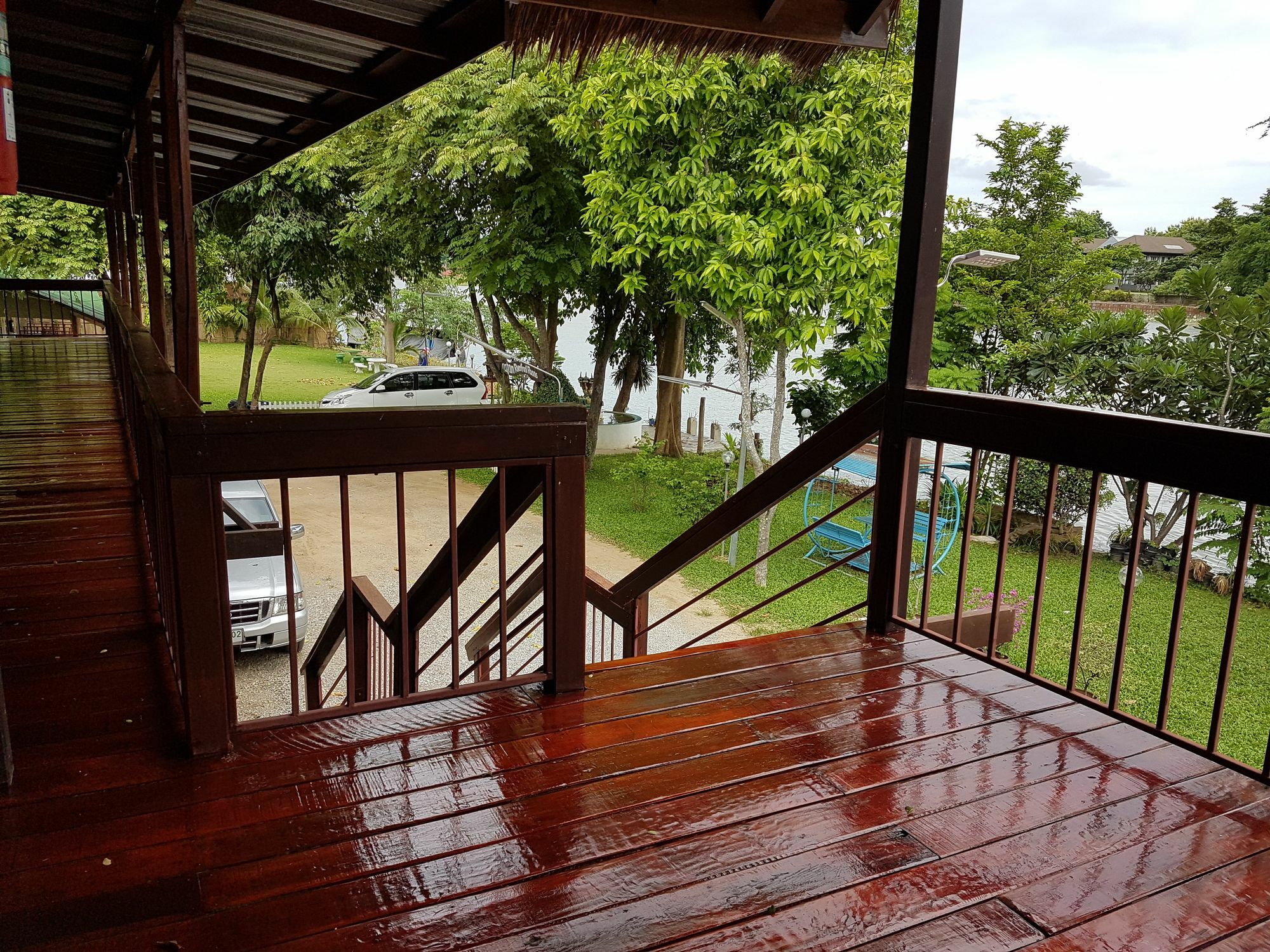 Aajam Riverfront Rooms Kanchanaburi Bagian luar foto
