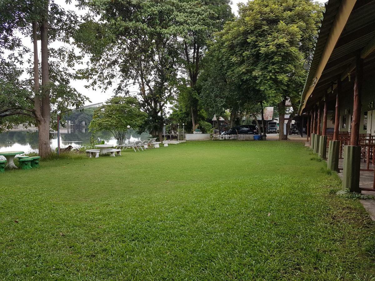 Aajam Riverfront Rooms Kanchanaburi Bagian luar foto