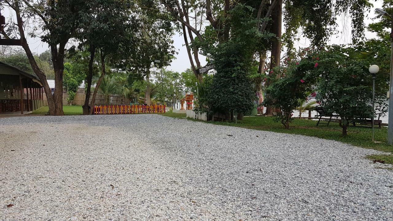 Aajam Riverfront Rooms Kanchanaburi Bagian luar foto