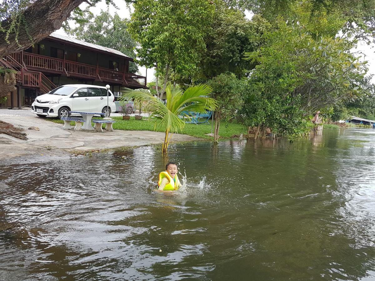 Aajam Riverfront Rooms Kanchanaburi Bagian luar foto