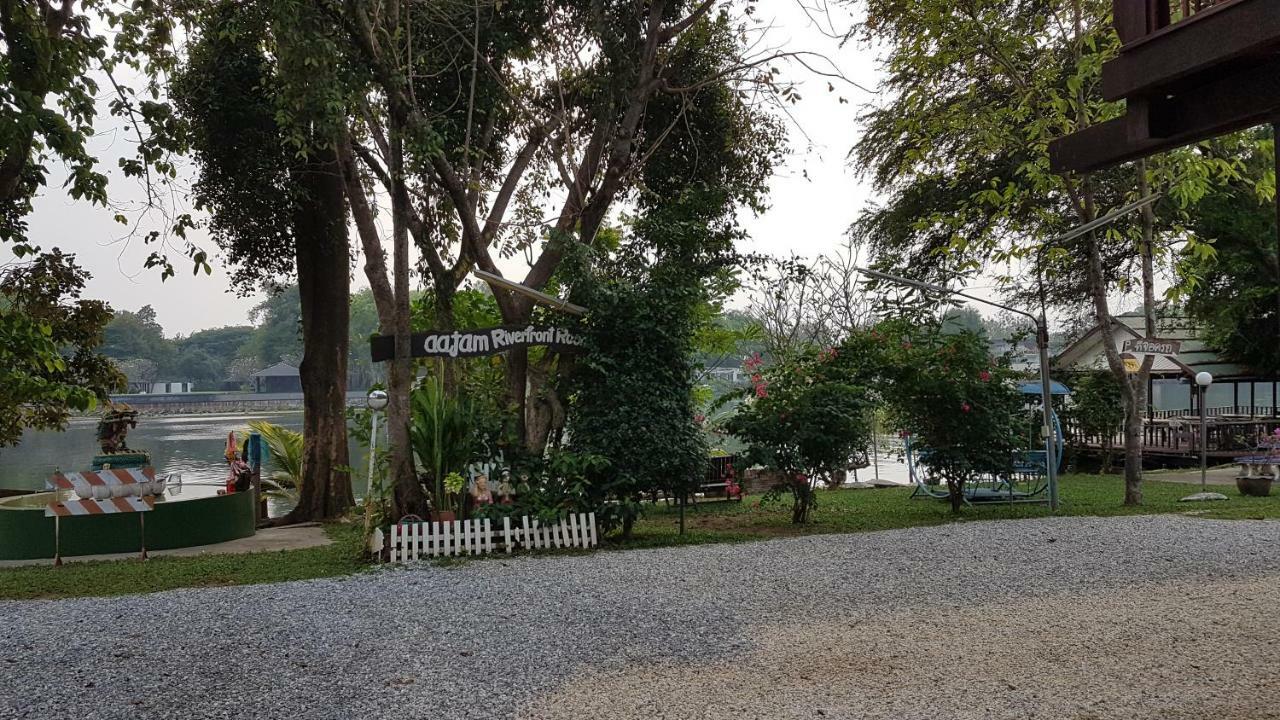 Aajam Riverfront Rooms Kanchanaburi Bagian luar foto