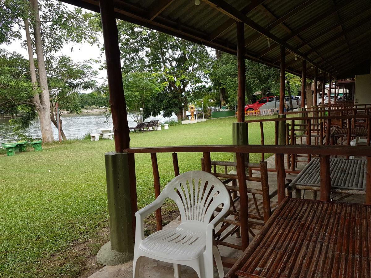 Aajam Riverfront Rooms Kanchanaburi Bagian luar foto