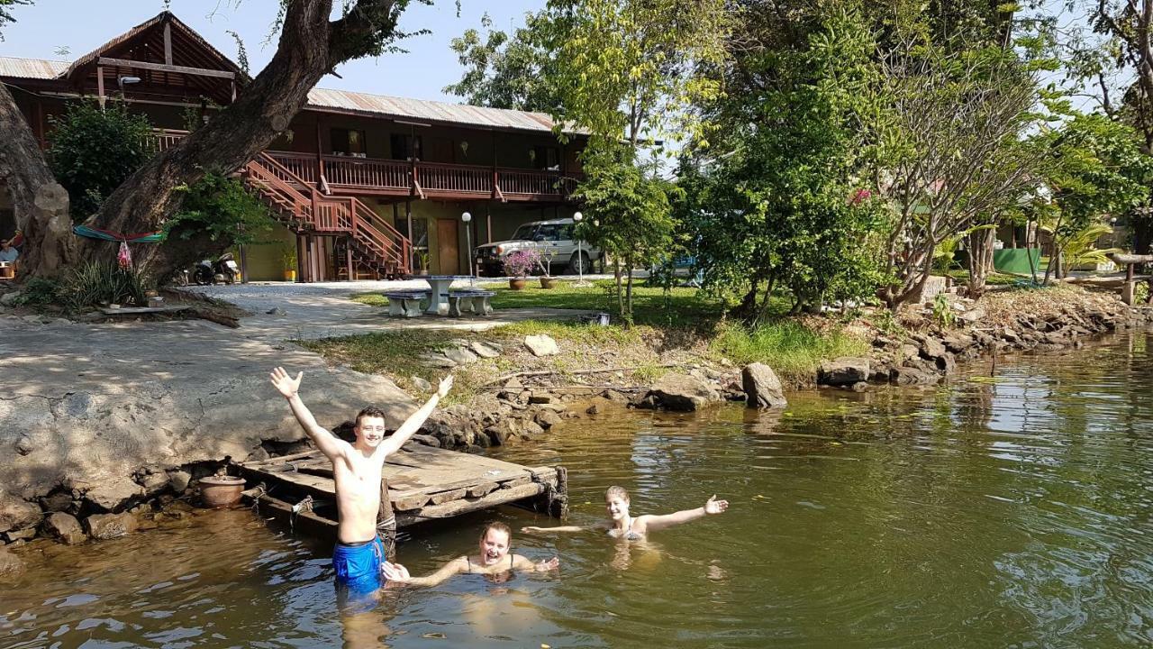 Aajam Riverfront Rooms Kanchanaburi Bagian luar foto