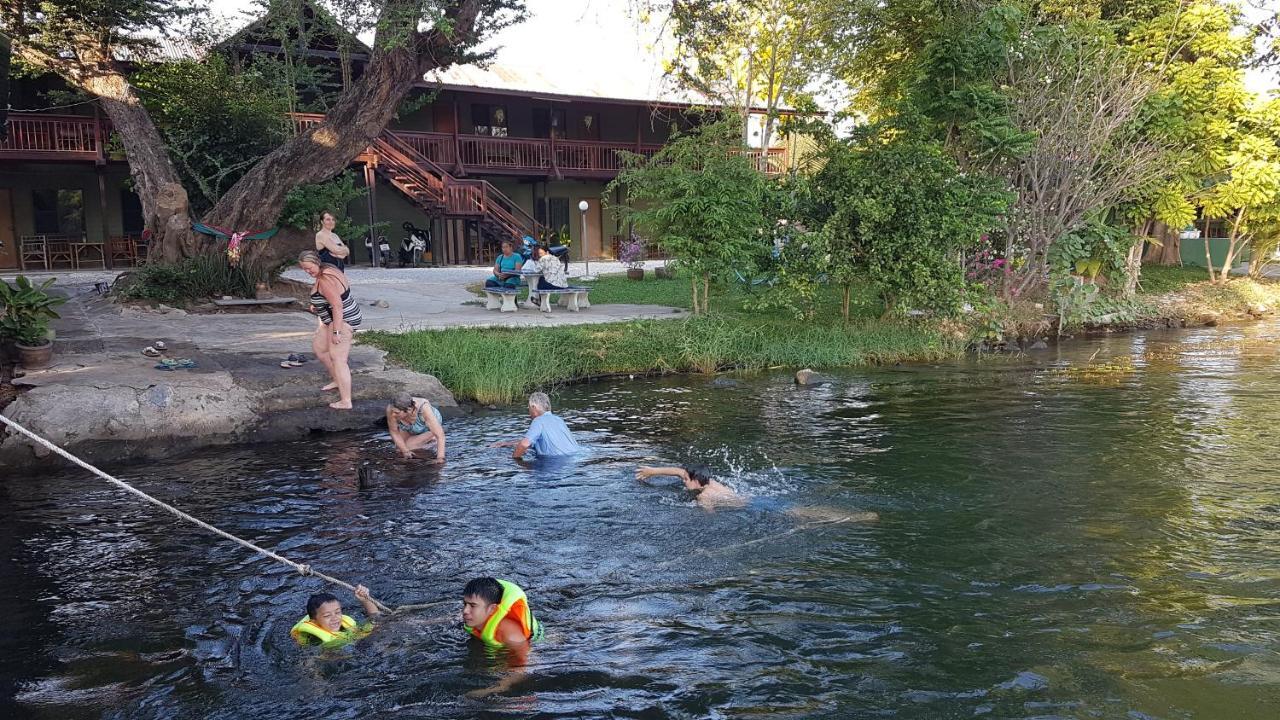 Aajam Riverfront Rooms Kanchanaburi Bagian luar foto