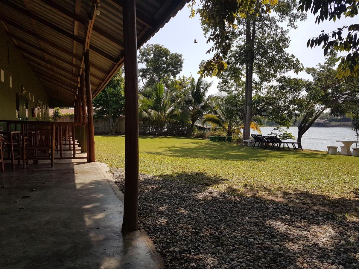 Aajam Riverfront Rooms Kanchanaburi Bagian luar foto
