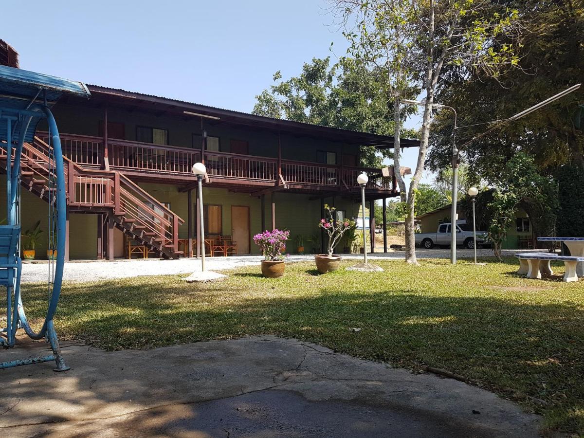Aajam Riverfront Rooms Kanchanaburi Bagian luar foto